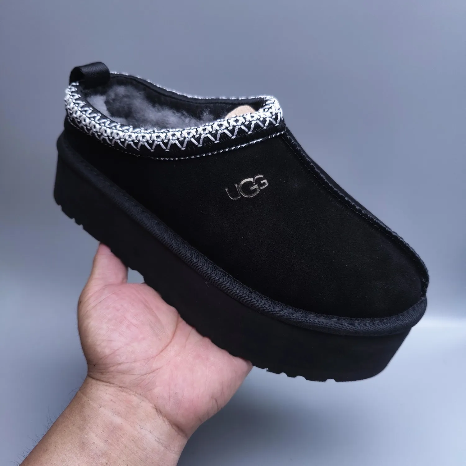 💰440 UGG sheepskin all-in-one snow boots 2553 co-branded national trend style thick-soled one-leg women’s snow boots🐾~ 🍭 A co-branded trendy item launched with well-known designer brands Feng Chen Wang and TELFAR. Zhou Dongyu & Wang Jiaer’s same style Fang Kete boots. The slip-on design makes it easy to put on and take off, and can be used indoors or outdoors. The exotic edging design is eye-catching, and it is definitely worth buying~ 🍭Material: cowhide➕sheep fur Outsole: rubber (light wing technology) 🍭Color: black, maroon, sand, dark green, light gray, chocolate, beige, walnut, brown, dark gray, red 🍭Number of codes: 35-42
